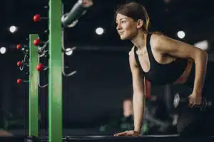 95a70b6c-fbf9-4631-ba38-0b4f2f169c26_freepik-woman-doing-exercises-gym