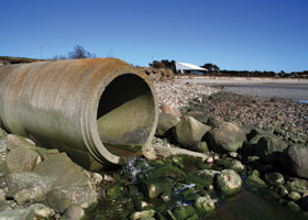 unsafe for swimming © Thinkstock